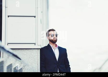 Homme sérieux en costume élégant au bureau. copyspace Banque D'Images