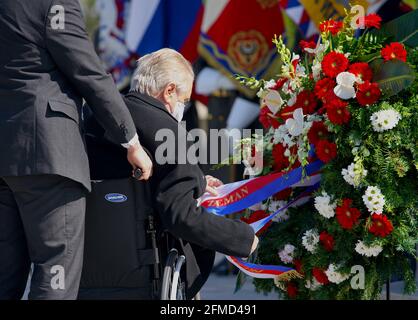 Prague, République tchèque. 8 mai 2021. Le président tchèque Milos Zeman participe à une cérémonie de pose de couronnes à la tombe du Soldat inconnu pour marquer le 76e anniversaire de la fin de la Seconde Guerre mondiale en Europe à Prague, en République tchèque, le 8 mai 2021. Crédit: Dana Kesnerova/Xinhua/Alamy Live News Banque D'Images