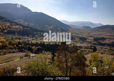 Une photo panoramique d'Artvin qui capture sa belle nature. Artvin avec ses arbres colorés sur un chemin plein d'herbe verte crée un incroyable Banque D'Images