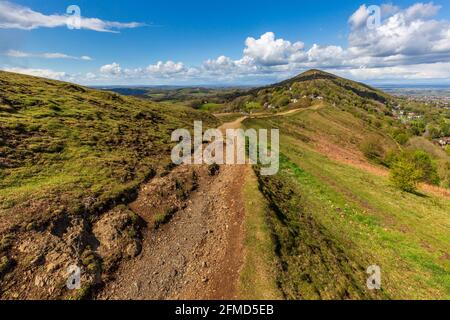 En regardant vers le nord le long de la Shire Ditch sur la colline de la persévérance vers la balise du Worcestershire au printemps, Malaverns, Worcestershire, Angleterre Banque D'Images