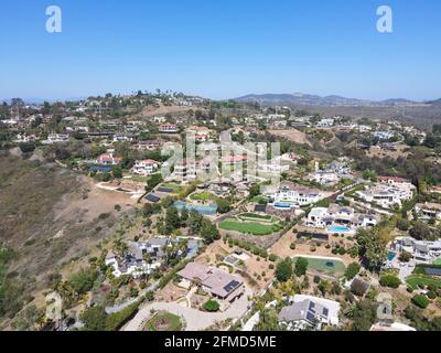 Vue aérienne sur les énormes demeures chères dans la vallée de Carlsbad, North County San Diego, Californie, États-Unis. Banque D'Images