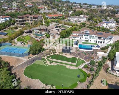 Vue aérienne sur les énormes demeures chères dans la vallée de Carlsbad, North County San Diego, Californie, États-Unis. Banque D'Images