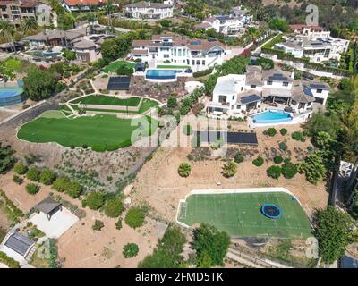 Vue aérienne sur les énormes demeures chères dans la vallée de Carlsbad, North County San Diego, Californie, États-Unis. Banque D'Images
