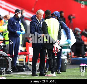 Sheffield, Angleterre, le 8 mai 2021. Roy Hodgson, directeur de Crystal Palace, s'entretient avec Rhian Brewster de Sheffield Utd lors du match de la Premier League à Bramall Lane, Sheffield. Le crédit photo devrait se lire comme suit : Simon Bellis/ Sportimage Banque D'Images