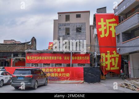 Guangzhou, Chine. 1ER MAI 2021. Bâtiments en démolition, partiellement démoli et devant être remplacés par de nouveaux immeubles. Banque D'Images