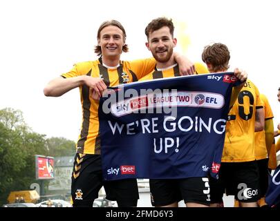 Declan Drysdale (à gauche) de Cambridge United et Jack Iredale célèbrent après le match de la Sky Bet League Two au stade Abbey, à Cambridge. Date de la photo: Samedi 8 mai 2021. Banque D'Images