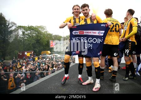 Declan Drysdale (à gauche) de Cambridge United et Jack Iredale célèbrent après le match de la Sky Bet League Two au stade Abbey, à Cambridge. Date de la photo: Samedi 8 mai 2021. Banque D'Images