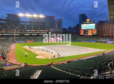 Baltimore, États-Unis. 07e mai 2021. L'équipe du terrain retire la bâche d'infield alors que le ciel nuageux survole pendant un retard de pluie au parc Oriole à Camden yards à Baltimore, peu avant le match entre les Orioles de Baltimore et le Boston Red Sox le vendredi 7 mai 2021. (Photo de Karl Merton Ferron/Baltimore Sun/TNS/Sipa USA) crédit: SIPA USA/Alay Live News Banque D'Images