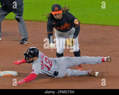 Baltimore, États-Unis. 07e mai 2021. Le shortstop de Baltimore Orioles Freddy Galvis est bouleversant lors du lancement à la première base après avoir forcé le Boston Red Sox Marwin Gonzalez (12) au second sur un document d'information par Alex Verdugo pendant le troisième repas à Oriole Park à Camden yards à Baltimore le vendredi 7 mai 2021. (Photo de Karl Merton Ferron/Baltimore Sun/TNS/Sipa USA) crédit: SIPA USA/Alay Live News Banque D'Images