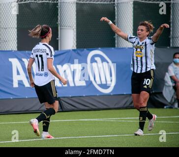 Barbara Bonansea (Juventus Women) célèbre avec Cristiana Girelli (Juventus Women) après avoir remporté le championnat féminin italien, Serie A Timvision match de football entre Juventus et Naples le 8 mai 2021 au centre d'entraînement de Juventus à Vinovo, Italie - photo Nderim Kaceli / DPPI Banque D'Images