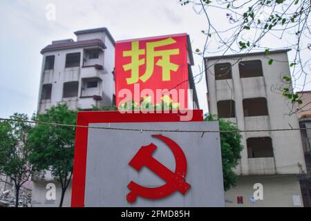 Guangzhou, Chine. 1ER MAI 2021. Bâtiments en démolition, partiellement démoli et devant être remplacés par de nouveaux immeubles. Banque D'Images