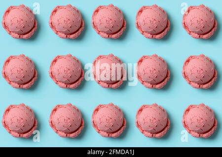Boules de glace à la fraise sur fond bleu Banque D'Images