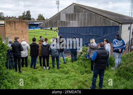 Roots Hall, Southend on Sea, Essex, Royaume-Uni. 8 mai 2021. Southend United a joué leur dernier match dans la Ligue de football après avoir été relégué dans la Ligue nationale, brisant une série de 101 ans de haut vol de football continu. Un tirage de 1-1 avec des visiteurs Newport County a conduit au club d'Essex à la fin de la saison deuxième à partir du bas de la Ligue deux, et sont à reléguer avec Grimsby, en attendant tout changement lié à COVID. Les partisans sont venus sur le terrain pour voir de l'extérieur, pendant la pandémie de Covid 19 Banque D'Images