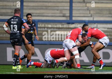 Michael Shenton (4) de Castleford Tigers est attaqué par Danny Addy (14) de Salford Red Devils et Kallum Watkins (3) De Salford Red Devils Banque D'Images