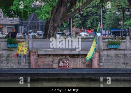 Guangzhou, Chine. 1ER MAI 2021. Bâtiments en démolition, partiellement démoli et devant être remplacés par de nouveaux immeubles. Banque D'Images