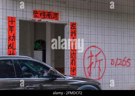 Guangzhou, Chine. 1ER MAI 2021. Bâtiments en démolition, partiellement démoli et devant être remplacés par de nouveaux immeubles. Banque D'Images