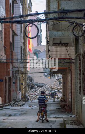 Guangzhou, Chine. 1ER MAI 2021. Bâtiments en démolition, partiellement démoli et devant être remplacés par de nouveaux immeubles. Banque D'Images