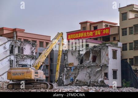 Guangzhou, Chine. 1ER MAI 2021. Bâtiments en démolition, partiellement démoli et devant être remplacés par de nouveaux immeubles. Banque D'Images