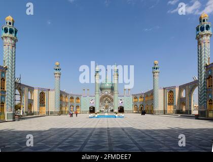 La cour du Saint sanctuaire d'Imamzadeh Hilal ibn Ali ou Mosquée Bleue à Aran va Bidgol. Iran. Banque D'Images