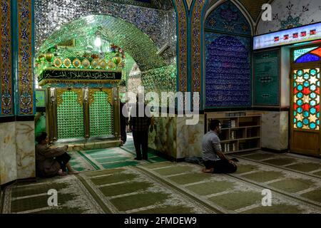 Priant des hommes dans le Saint sanctuaire d'Imamzadeh Hilal ibn Ali ou Mosquée Bleue à Aran va Bidgol. Iran. Banque D'Images