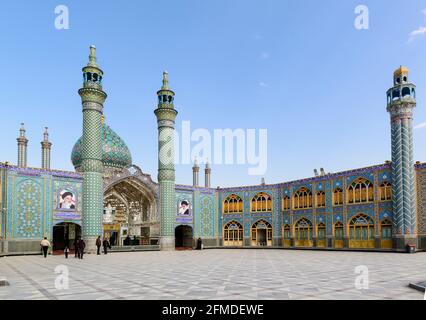 La cour du Saint sanctuaire d'Imamzadeh Hilal ibn Ali ou Mosquée Bleue à Aran va Bidgol. Iran. Banque D'Images