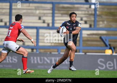 Leeds, Royaume-Uni. 07e mai 2021. Jordan Turner (25) de Castleford Tigers se brise avec le ballon à Leeds, Royaume-Uni, le 5/7/2021. (Photo de Craig Thomas/News Images/Sipa USA) crédit: SIPA USA/Alay Live News Banque D'Images