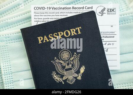 Carte de registre de vaccination COVID-19 et passeport américain Banque D'Images