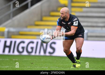 Leeds, Royaume-Uni. 07e mai 2021. Paul McShane (9) de Castleford Tigers passe la balle à Leeds, au Royaume-Uni, le 5/7/2021. (Photo de Craig Thomas/News Images/Sipa USA) crédit: SIPA USA/Alay Live News Banque D'Images