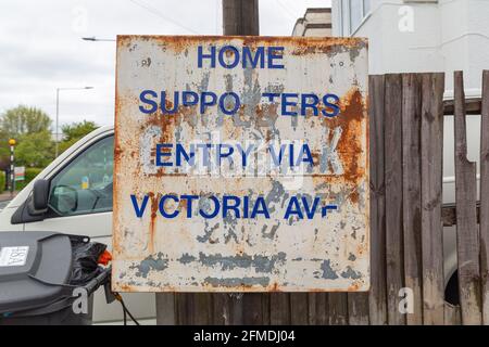 Un panneau rouillé à Roots Hall indique aux supporters d'entrer par Victoria Avenue ; monté sur une clôture en bois près du point d'accès du stade. Banque D'Images