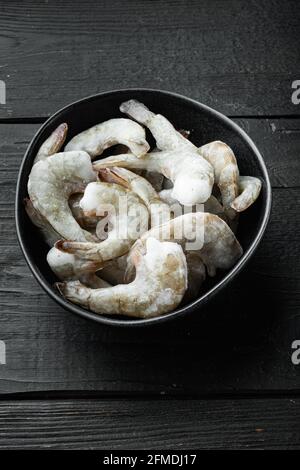 Crevettes tigrées crues non cuites congelées, crevettes SET, sur fond de bois noir Banque D'Images