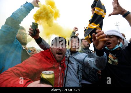 Cambridge United fans devant le R costaings Abbey Stadium, Cambridge, le samedi 8 mai 2021. (Credit: Ben Pooley | MI News) Credit: MI News & Sport /Alay Live News Banque D'Images