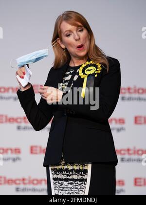 La candidate du SNP pour Edinburgh Eastern Ash Denham réagit alors qu'elle occupait son siège pour les élections parlementaires écossaises au Ingliston Highland Centre, à Édimbourg. Date de la photo: Samedi 8 mai 2021. Banque D'Images