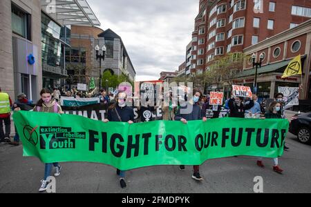 7 mai 2021, Boston, Massachusetts, États-Unis : les manifestants se rassemblent pour la justice climatique et définancent l'oléoduc de sable de la ligne 3 à Boston. Credit: Keiko Hiromi/AFLO/Alay Live News Banque D'Images