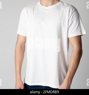 T-shirt blanc pour hommes sur un modèle masculin sur fond blanc. Banque D'Images