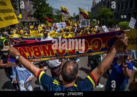 Madrid, Espagne. 08 mai 2021. Des manifestants portant des pancartes et des drapeaux colombiens lors d'une manifestation en faveur du peuple colombien et contre la violence dans sa patrie. Avec un équilibre de dizaines de morts et de centaines de blessés en raison d'accusations de police, lors de manifestations en Colombie contre la réforme fiscale du Gouvernement d'Ivan Duque, les Colombiens résidents de Madrid ont pris dans la rue pour protester contre le Président Ivan Duque et demandant la fin de la violence. Credit: Marcos del Mazo/Alay Live News Banque D'Images