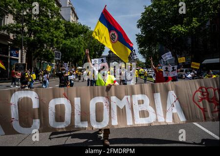 Madrid, Espagne. 08 mai 2021. Des manifestants portant des drapeaux et des pancartes colombiens lors d'une manifestation en faveur du peuple colombien et contre la violence dans leur patrie. Avec un équilibre de dizaines de morts et de centaines de blessés en raison d'accusations de police, lors de manifestations en Colombie contre la réforme fiscale du Gouvernement d'Ivan Duque, les Colombiens résidents de Madrid ont pris dans la rue pour protester contre le Président Ivan Duque et demandant la fin de la violence. Credit: Marcos del Mazo/Alay Live News Banque D'Images