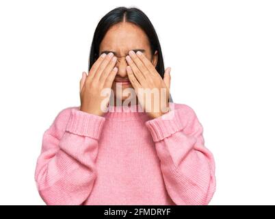 Jeune femme asiatique portant un chandail d'hiver décontracté frottant les yeux pour la fatigue et les maux de tête, l'expression endormi et fatigué. Problème de vision Banque D'Images