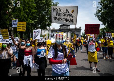 Madrid, Espagne. 08 mai 2021. Des manifestants portant des drapeaux et des pancartes colombiens lors d'une manifestation en faveur du peuple colombien et contre la violence dans leur patrie. Avec un équilibre de dizaines de morts et de centaines de blessés en raison d'accusations de police, lors de manifestations en Colombie contre la réforme fiscale du Gouvernement d'Ivan Duque, les Colombiens résidents de Madrid ont pris dans la rue pour protester contre le Président Ivan Duque et demandant la fin de la violence. Credit: Marcos del Mazo/Alay Live News Banque D'Images