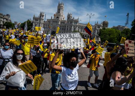 Madrid, Espagne. 08 mai 2021. Des manifestants portant des pancartes passent devant l'hôtel de ville lors d'une manifestation en faveur du peuple colombien et contre la violence dans leur patrie. Avec un équilibre de dizaines de morts et de centaines de blessés en raison d'accusations de police, lors de manifestations en Colombie contre la réforme fiscale du Gouvernement d'Ivan Duque, les Colombiens résidents de Madrid ont pris dans la rue pour protester contre le Président Ivan Duque et demandant la fin de la violence. Credit: Marcos del Mazo/Alay Live News Banque D'Images