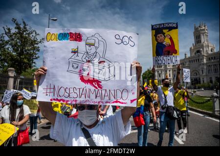 Madrid, Espagne. 08 mai 2021. Des manifestants portant des pancartes passent devant l'hôtel de ville lors d'une manifestation en faveur du peuple colombien et contre la violence dans leur patrie. Avec un équilibre de dizaines de morts et de centaines de blessés en raison d'accusations de police, lors de manifestations en Colombie contre la réforme fiscale du Gouvernement d'Ivan Duque, les Colombiens résidents de Madrid ont pris dans la rue pour protester contre le Président Ivan Duque et demandant la fin de la violence. Credit: Marcos del Mazo/Alay Live News Banque D'Images