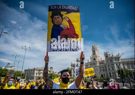 Madrid, Espagne. 08 mai 2021. Des manifestants portant des pancartes passent devant l'hôtel de ville lors d'une manifestation en faveur du peuple colombien et contre la violence dans leur patrie. Avec un équilibre de dizaines de morts et de centaines de blessés en raison d'accusations de police, lors de manifestations en Colombie contre la réforme fiscale du Gouvernement d'Ivan Duque, les Colombiens résidents de Madrid ont pris dans la rue pour protester contre le Président Ivan Duque et demandant la fin de la violence. Credit: Marcos del Mazo/Alay Live News Banque D'Images