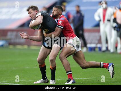 Michael Shenton de Castleford Tigers a été attaqué par Kallum Watkins de Salford Red Devils lors du quart de finale de la coupe du défi de Betfred au stade Emerald Headingley, à Leeds. Date de la photo: Samedi 8 mai 2021. Banque D'Images