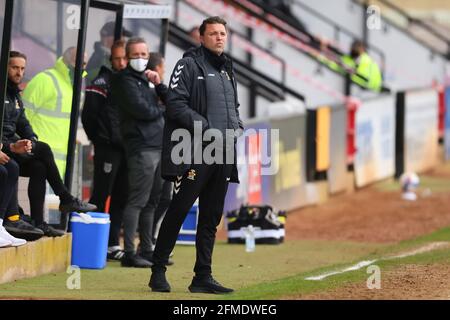 Abbey Stadium, Cambridge, Cambridgeshire, Royaume-Uni. 8 mai 2021. Football League Two, Cambridge United versus Grimsby Town ; Mark Bonner, responsable de Cambridge Utd crédit : action plus Sports/Alay Live News Banque D'Images