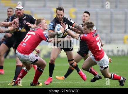 Gareth O'Brien (au centre) de Castleford Tigers, affronté par James Greenwood (à gauche) et Chris Atkin (à droite) de Salford Red Devils lors du match final de la coupe du défi Betfred au stade Emerald Headingley, à Leeds. Date de la photo: Samedi 8 mai 2021. Banque D'Images