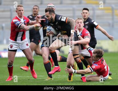 Gareth O'Brien (au centre) de Castleford Tigers, affronté par James Greenwood (à gauche) et Chris Atkin (à droite) de Salford Red Devils lors du match final de la coupe du défi Betfred au stade Emerald Headingley, à Leeds. Date de la photo: Samedi 8 mai 2021. Banque D'Images