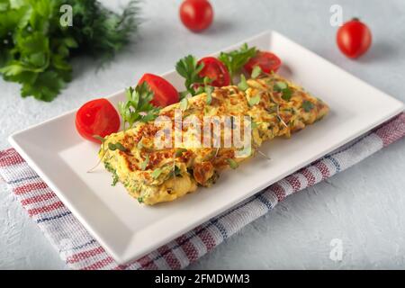 Omelette française fraîche avec légumes frais. Plats végétariens Banque D'Images