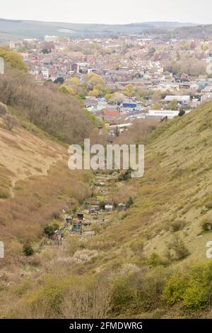 Ville de Lewes depuis le museau sur la réserve naturelle de Malling Down dans les South Downs. East Sussex, Royaume-Uni. Banque D'Images