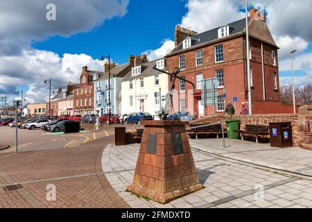 ARBROATH ANGUS SCOTLAND MAISONS GÉORGIENNES COLORÉES DANS SHORE STREET ET MÉMORIAL D'ANCHOR AUX PÊCHEURS D'ARBROATH MORTS À SEA IN 1887 Banque D'Images