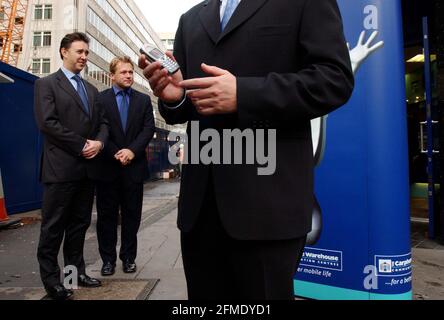 CHARLES DUNSTONE CEO (À DROITE), DAVID ROSS COO (AU CENTRE) ET ROGER TAYLOR CFO DE CARPHONE WAREHOUSE ANNONÇANT PROFITS.7 NOVEMBRE 2001 PHOTO ANDY PARADISE Banque D'Images