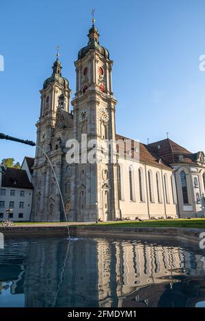 SANKT GALLEN, SUISSE - 7 MAI 2020 : St Gallen est une ville au sud du lac de Constance, dans le nord-est de la Suisse. Cathédrale Saint-Gall avec deux cloches Banque D'Images